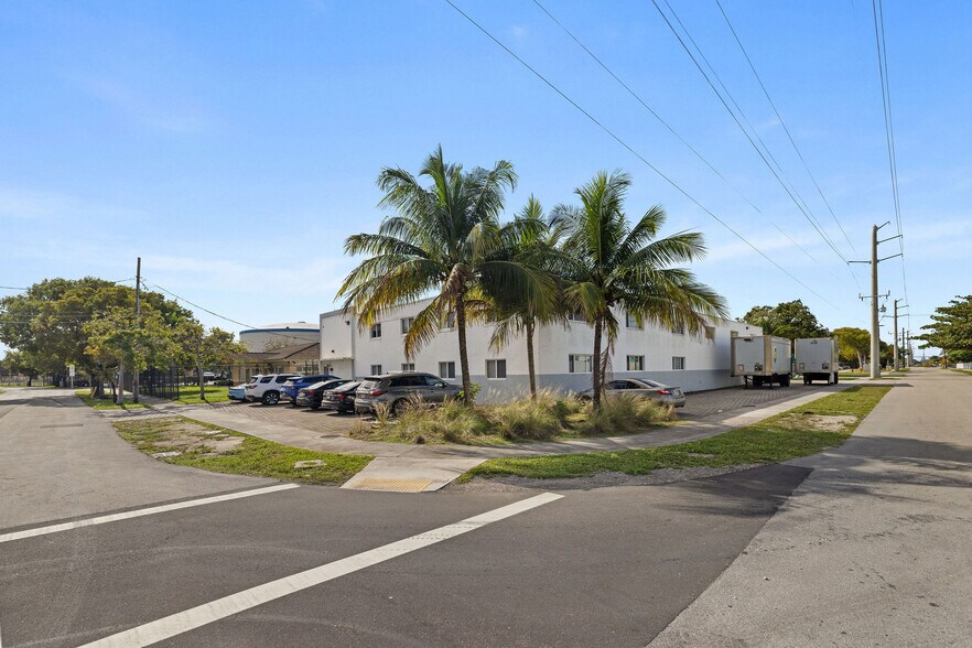 17890 NW 29th Ct, Miami Gardens, FL à vendre - Photo de l’immeuble – Image 2 sur 35