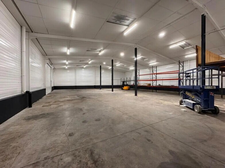 Bureau dans Pusignan à louer - Photo intérieure – Image 2 sur 7