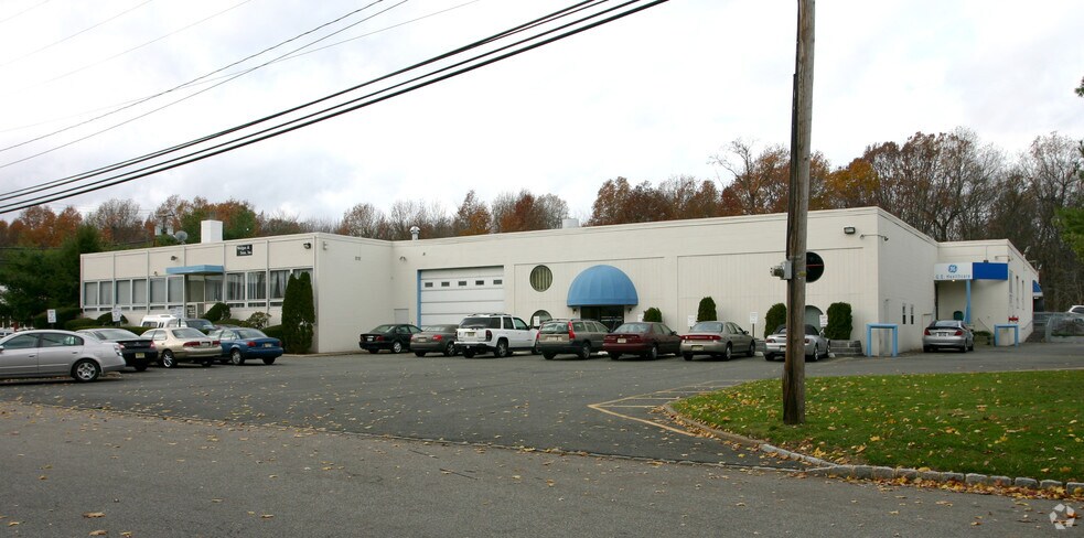1 Naylon Pl, Livingston, NJ à louer - Photo de l’immeuble – Image 3 sur 5