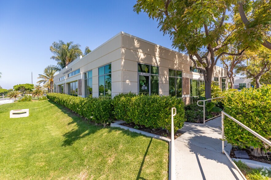 2230 Faraday Ave, Carlsbad, CA à vendre - Photo de l’immeuble – Image 3 sur 6