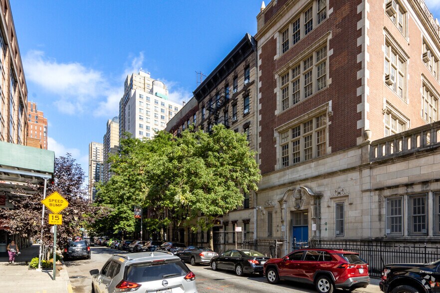 319 E 95th St, New York, NY à vendre - Photo de l’immeuble – Image 2 sur 4
