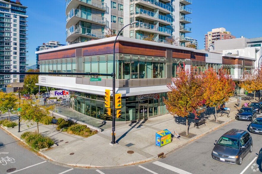 108 13th St W, North Vancouver, BC à louer - Photo principale – Image 1 sur 4