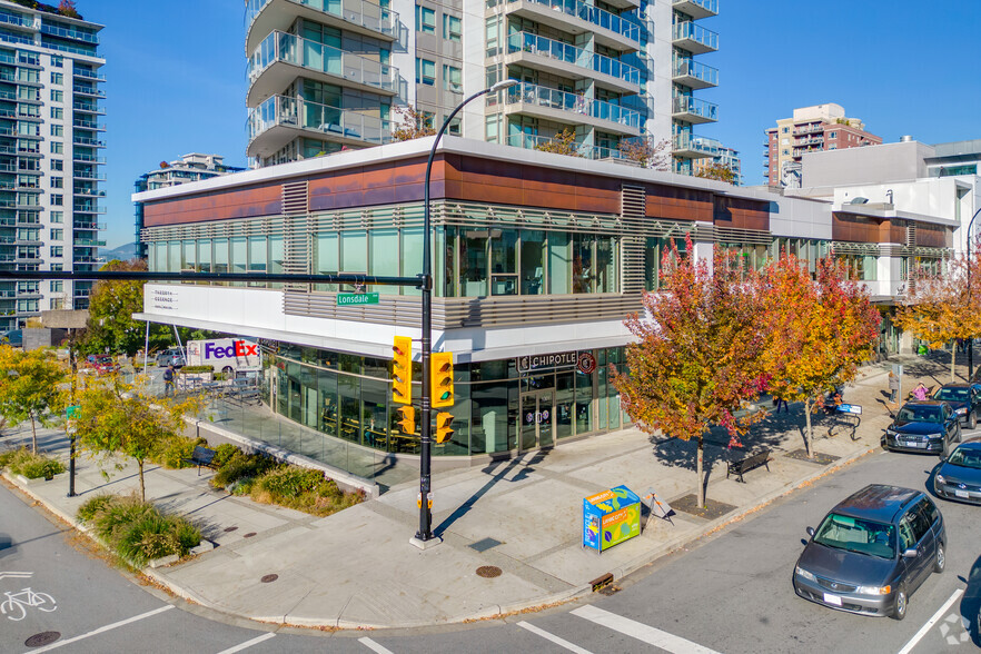 1321 Lonsdale Av, North Vancouver, BC à louer - Photo principale – Image 1 sur 6