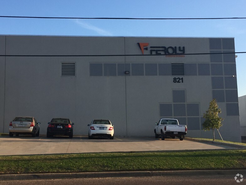 821 Union Pacific Blvd, Laredo, TX à louer - Photo principale – Image 1 sur 25