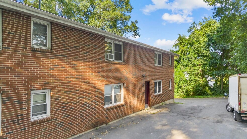 451 Divinity St, Bristol, CT à vendre - Photo de l’immeuble – Image 2 sur 15