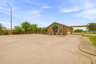 107 Fannin St, Millsap, TX à louer Photo intérieure– Image 2 sur 13