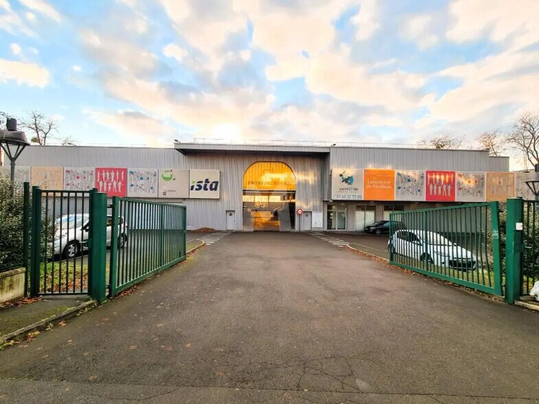 Local d’activités dans Palaiseau à louer - Photo de l’immeuble – Image 1 sur 8