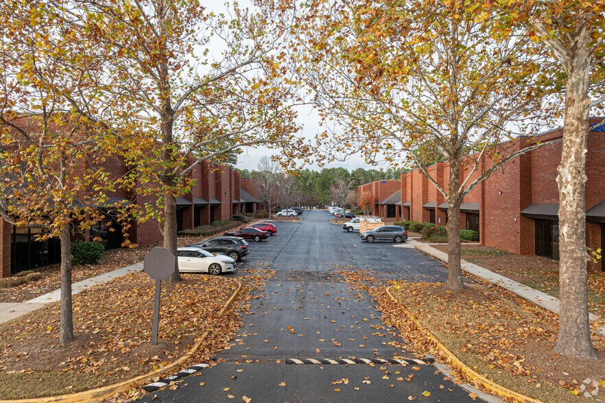 150 Hembree Park Dr, Roswell, GA à louer - Photo de l’immeuble – Image 3 sur 24