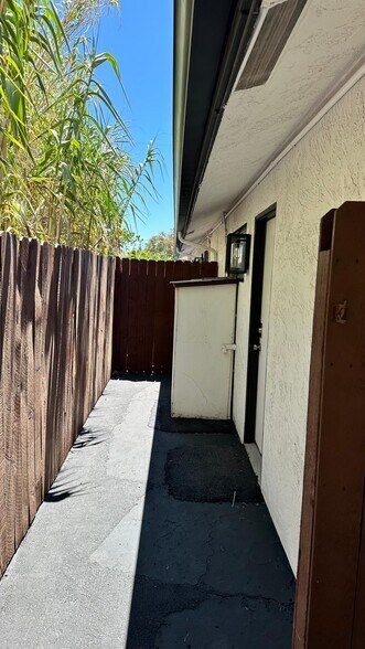 421 E Center St, Manteca, CA à louer - Photo de l’immeuble – Image 3 sur 28