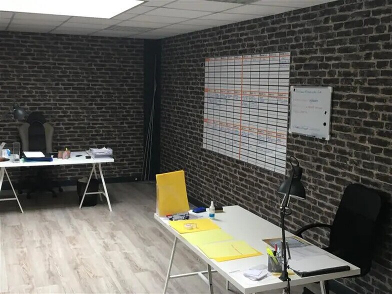 Local d’activités dans Élancourt à louer - Photo de l’immeuble – Image 3 sur 3