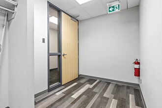 885 Meadowlands Dr, Ottawa, ON à louer Photo intérieure– Image 2 sur 28