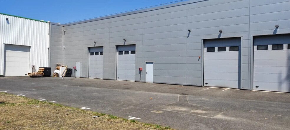 Local d’activités dans Sainte-Geneviève-des-Bois à louer - Photo de l’immeuble – Image 1 sur 4