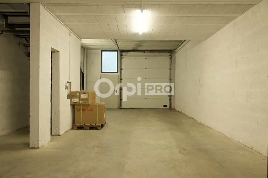 Bureau dans Vénissieux à louer - Photo principale – Image 1 sur 19