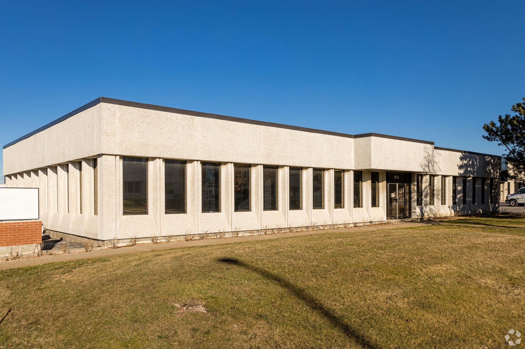 855 Rue McCaffrey, Montréal, QC à louer Photo principale– Image 1 sur 4