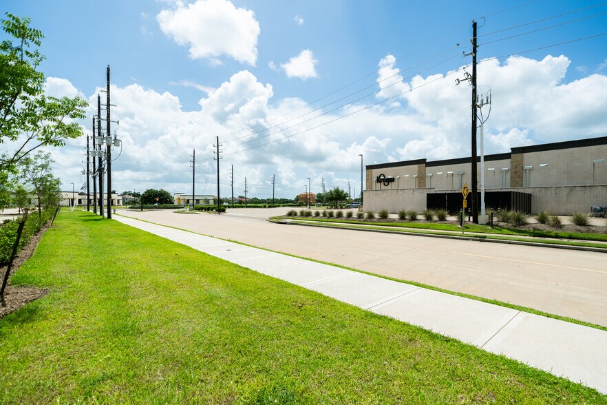 5501 Cabrera Dr, Sugar Land, TX à louer - Photo de l’immeuble – Image 3 sur 78