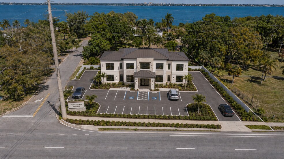 1435 Rose Ct, Melbourne, FL à vendre - Photo de l’immeuble – Image 2 sur 22