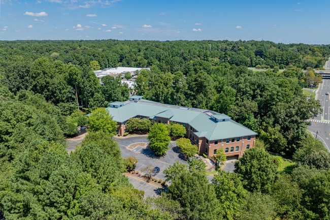 Plus de détails pour 610 Jones Ferry Rd, Carrboro, NC - Bureau à vendre
