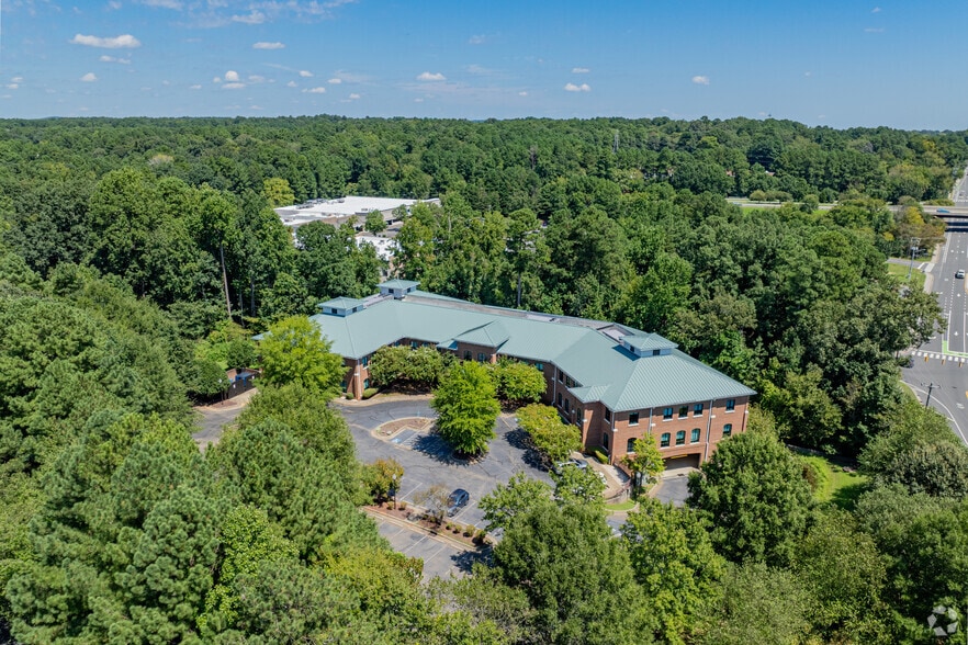 610 Jones Ferry Rd, Carrboro, NC à vendre - Photo de l’immeuble – Image 1 sur 28