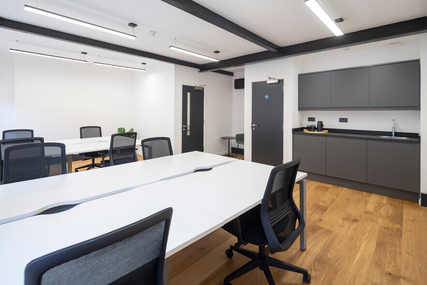 12-13 Little Newport St, Londres à louer - Photo de l’immeuble – Image 2 sur 8