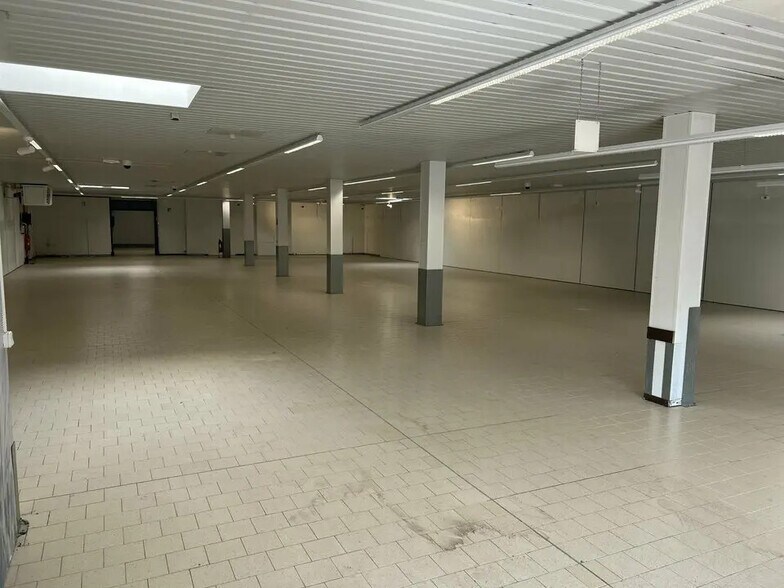 Local commercial dans Saint-Martin-de-Crau à louer - Photo de l’immeuble – Image 3 sur 7