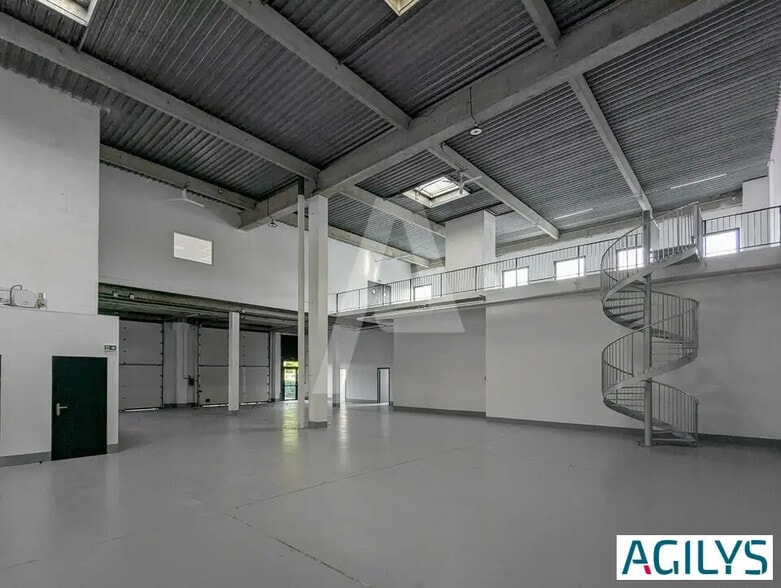 Local d’activités dans Lisses à louer - Photo intérieure – Image 1 sur 9