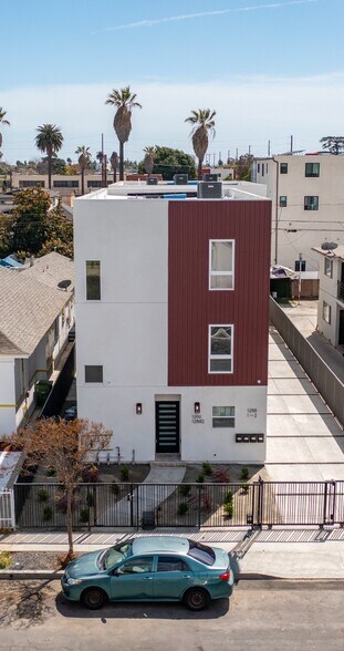 1286 W 35th Pl, Los Angeles, CA à vendre - Photo de l’immeuble – Image 2 sur 17