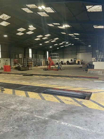 Local d'activités dans Porcheville à vendre - Photo de l’immeuble – Image 3 sur 4