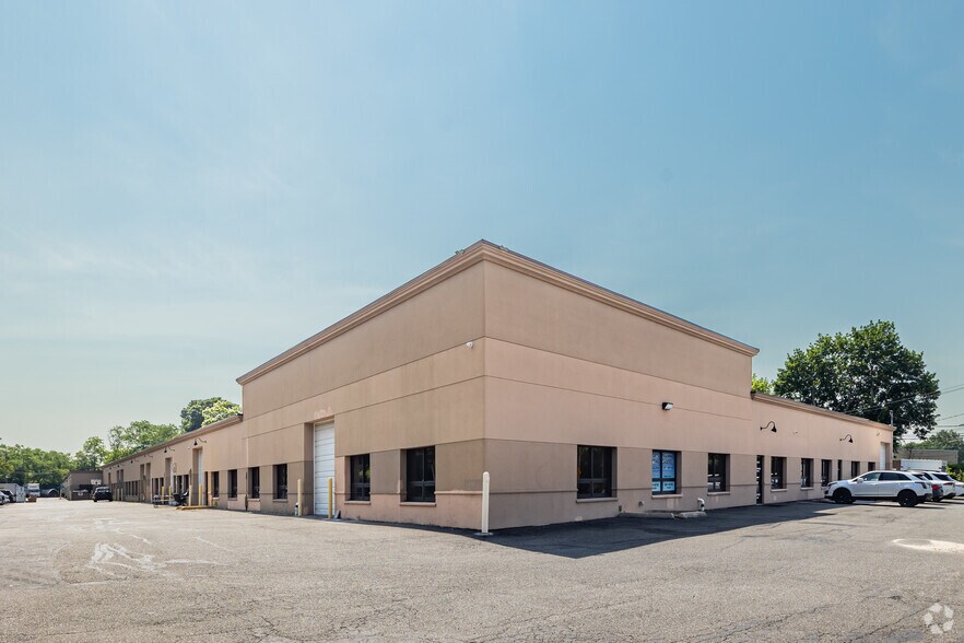 41-75 Heisser Ct, Farmingdale, NY à louer - Photo principale – Image 1 sur 5
