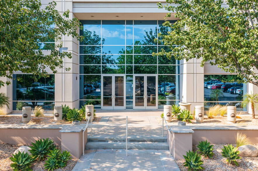 650 E Hospitality Ln, San Bernardino, CA à louer - Photo de l’immeuble – Image 2 sur 11