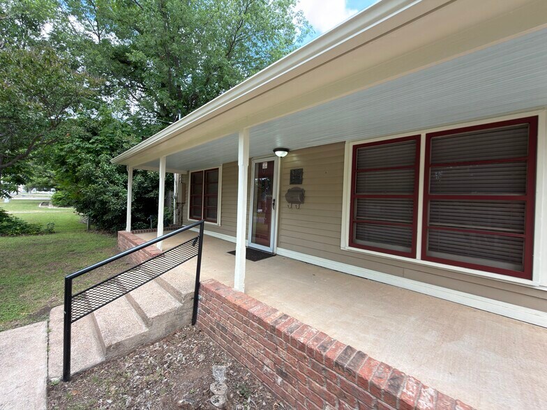 902 W Pearl St, Granbury, TX à louer - Photo de l’immeuble – Image 3 sur 14