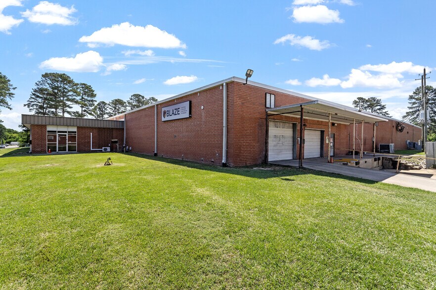 500 E Gannon Ave, Zebulon, NC à louer - Photo de l’immeuble – Image 3 sur 31