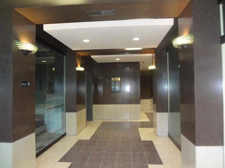 515 E High St, Jefferson City, MO à louer - Photo de l’immeuble – Image 3 sur 16