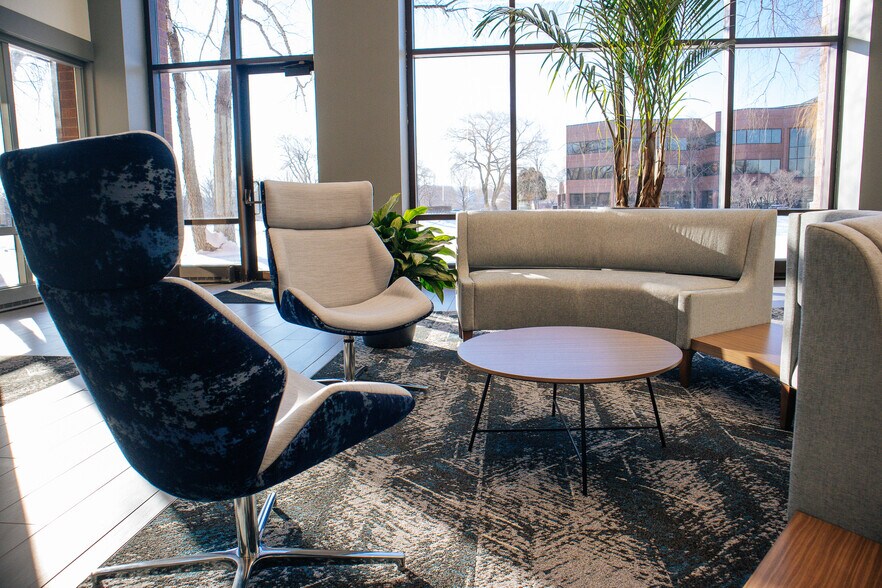 300 N Corporate Dr, Brookfield, WI à louer - Photo de l’immeuble – Image 3 sur 11