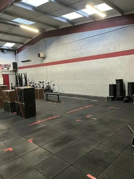 Local d’activités dans Ecquevilly à louer - Photo de l’immeuble – Image 2 sur 12