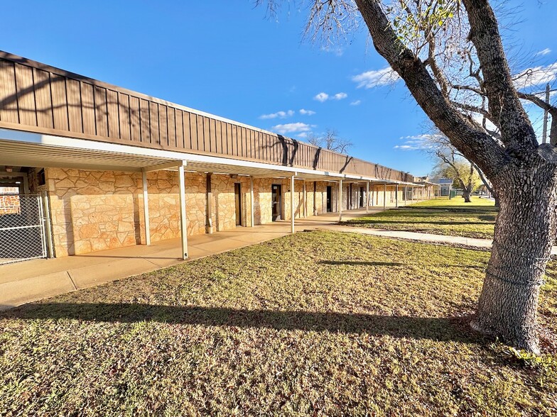 624 N Main St, Pleasanton, TX à vendre - Photo principale – Image 1 sur 25