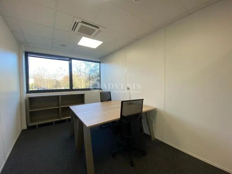 Bureau dans Élancourt à louer - Photo de l’immeuble – Image 2 sur 8