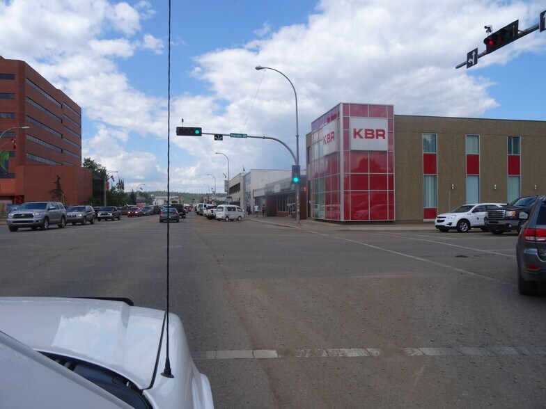 9902 Franklin Av, Fort McMurray, AB à louer - Photo de l’immeuble – Image 3 sur 5