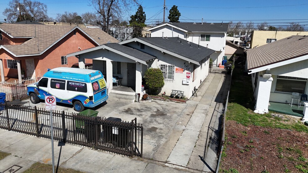 1049 W 61st St, Los Angeles, CA à vendre - Photo principale – Image 1 sur 8