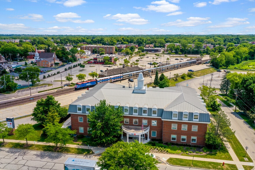 201 S Grove Ave, Barrington, IL à louer - Photo principale – Image 1 sur 13