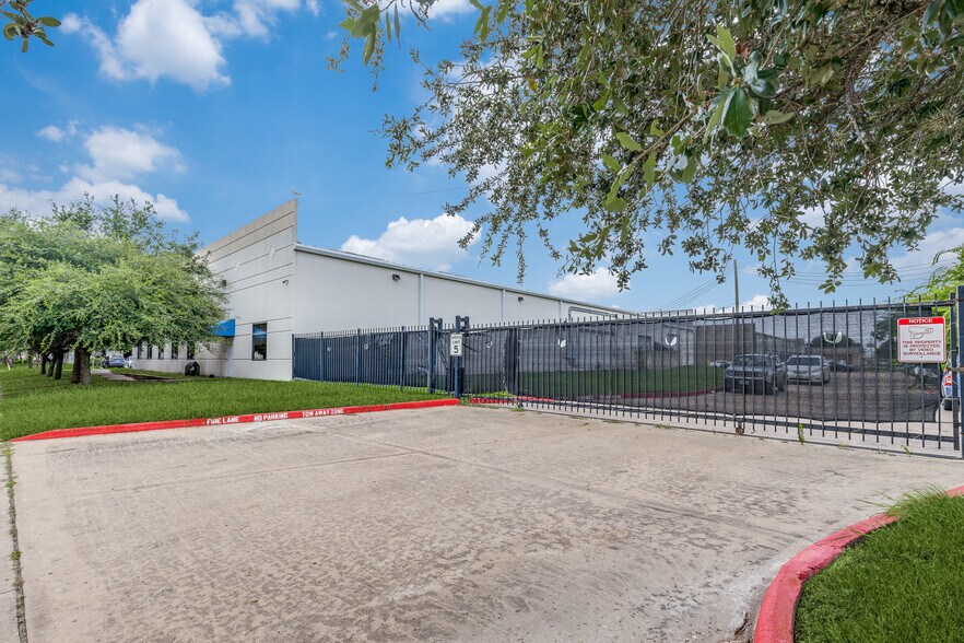 4323 Greenbriar Dr, Stafford, TX à vendre - Photo de l’immeuble – Image 2 sur 24