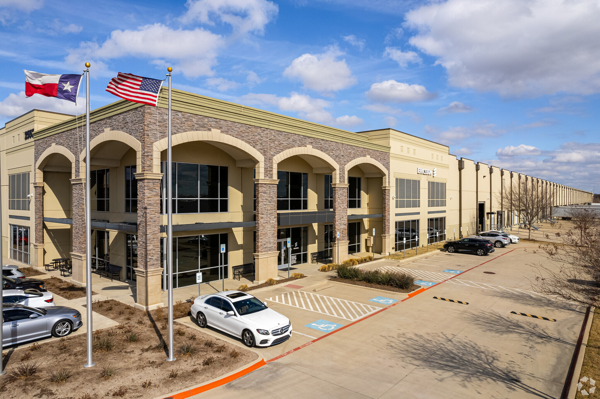 2555 S Valley Pky, Lewisville, TX à louer Photo de l’immeuble– Image 1 sur 7