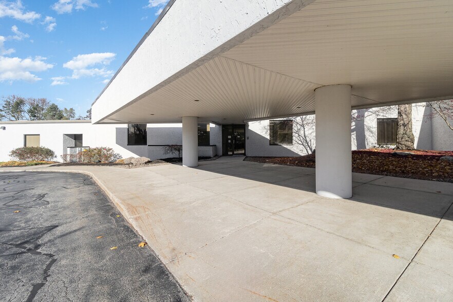 3000 E Ridge Rd, Rochester, NY à louer - Photo de l’immeuble – Image 3 sur 27