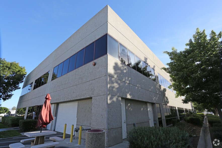 1501 E Orangethorpe Ave, Fullerton, CA à louer - Photo de l’immeuble – Image 3 sur 11