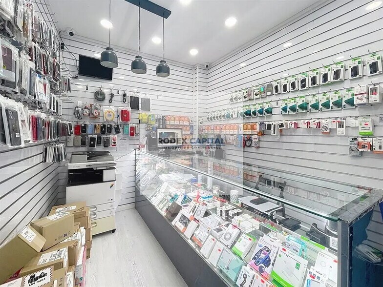 Local commercial dans Paris à louer - Photo de l’immeuble – Image 2 sur 3