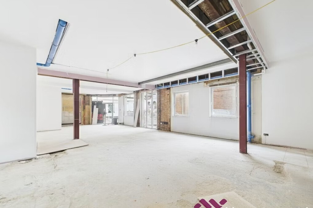 86-87 Duke St, Chelmsford, ESS CM1 1JP - Lot Retail - - Photo intérieure - Image 1 of 2