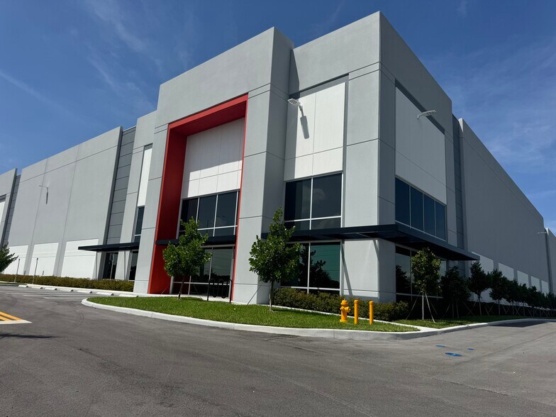 14850 NW 37th Ave, Opa Locka, FL à louer - Photo de l’immeuble – Image 2 sur 23