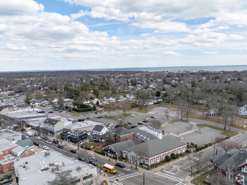 213 West Main Street, Sayville, NY à vendre - Aérien – Image 2 sur 5