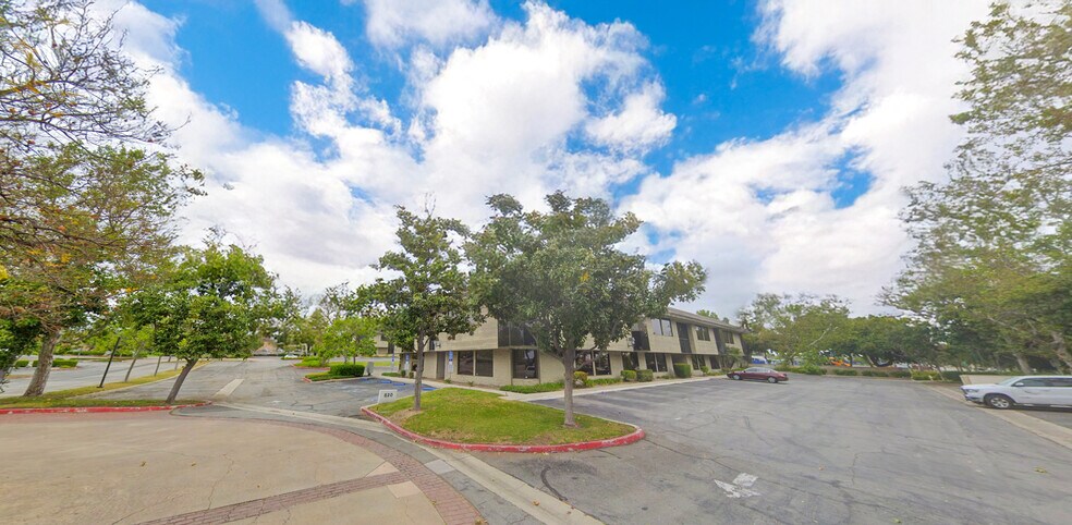 820 N Mountain Ave, Upland, CA à louer - Photo de l’immeuble – Image 2 sur 4