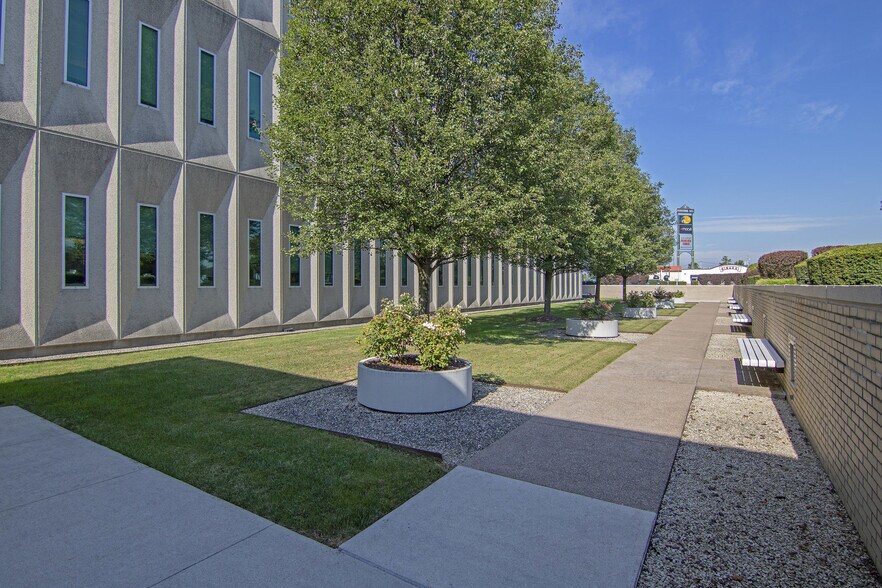 3721 Tecport Dr, Harrisburg, PA à louer - Photo de l’immeuble – Image 2 sur 5