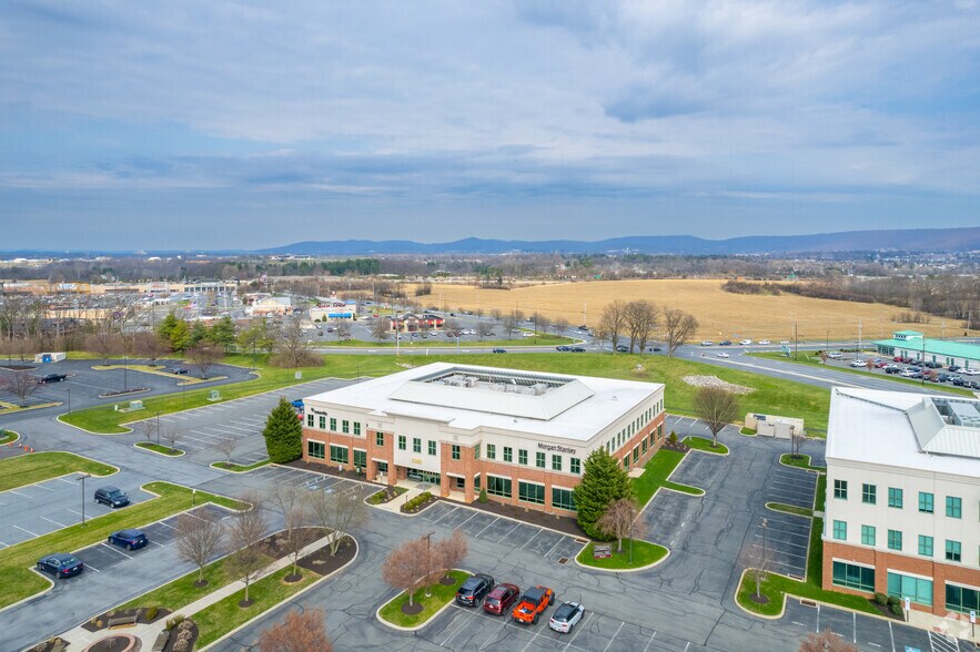 1350 Broadcasting Rd, Wyomissing, PA à louer - Aérien – Image 2 sur 62